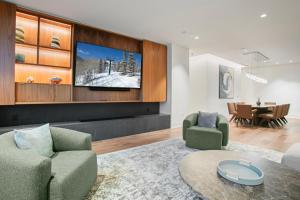 Deer Valley Retreat Ski-in Ski-out withPool condo