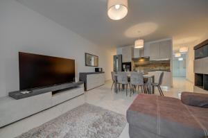 Central 3BR Apartment -Sliema Tigné Steps from Sea
