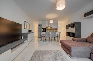 Central 3BR Apartment -Sliema Tigné Steps from Sea