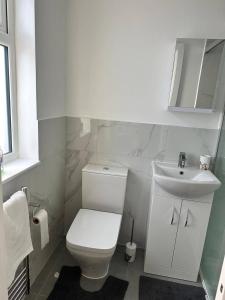 2 Bed Flat - Sleeps 3 - Parking - Wifi