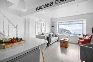 Number Eighty One - Harbour and Bay Views - Free WiFi - Wood Burner