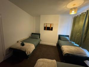 Luxury 4-Bed House with En-Suite Loft Free Parking & Fast Wi-Fi for Families & Contractors