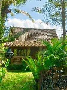 Ubud Auroville bright wooden home with kitchen