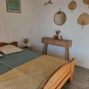 Maison unique au bord de leau sur lIle de la Marina