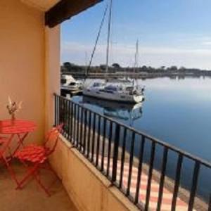 Maison unique au bord de leau sur lIle de la Marina