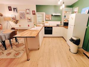 Quiet apartment for 2-4 people with private parking