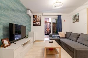 Quiet simple brand new luxury apartment by the sea