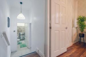 Bright & Cozy Retreat Near City Hotspots