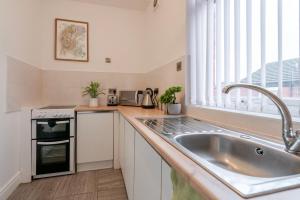 Bright & Cozy Retreat Near City Hotspots