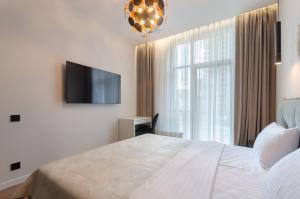 2-5 in RC Novopecherski Lypky, 19b Andrii Verkhogliad Street,Petrovdom apartment