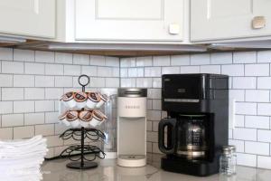 Just renovated 2 bedroom condo 1 mile from Salem