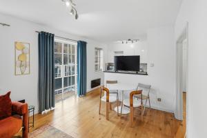 Executive Canary Wharf Suite with High-Speed WiFi & Views