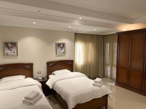 luxury newly fully furnished villa 10 mins to cfc