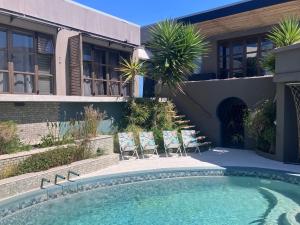Penguins Cove Coastal Sanctuary Studio Apartment-Bloubergstrand