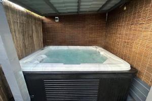 Cozy comfortable house with jacuzzi & private garden near Amsterdam