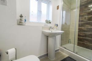 Contemporary 2-Bed Apartment with Parking Bedford