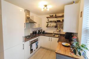 Contemporary 2-Bed Apartment with Parking Bedford