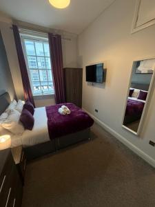 City Centre 4 Bedroom Apartment with Terrace Sleeps 10 by StaySavvy Accommodation