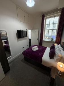 City Centre 4 Bedroom Apartment with Terrace Sleeps 10 by StaySavvy Accommodation