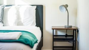 Piazza 2 bed 2 bath APT close to Cardiff Bay and WMC with Private Parking