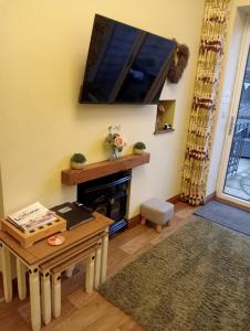 Larch Cottage Ruston with hot tub, dogs go free