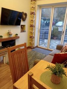 Larch Cottage Ruston with hot tub, dogs go free