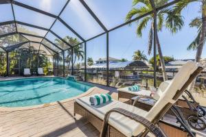 Waterfront Fun with Heated Pool, Dock & Tiki Hut in Cape Coral - Coral Villa Getaway - Roelens