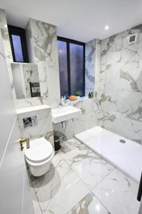 Bright & Airy Apartment Sleeps 10, Lift Access