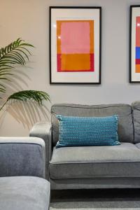 Bright & Airy Apartment Sleeps 10, Lift Access