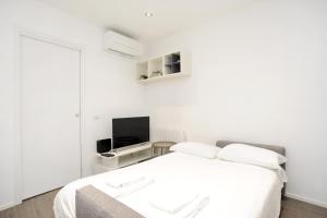 Duomo & Navigli 1-Bedroom Apartment I Sleeps 4, Ticinese