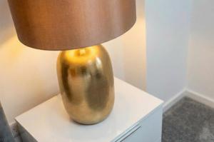 Modern 2-Bedroom Riverside Apartment Near Canary Wharf