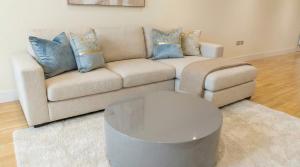 Modern 2-Bedroom Riverside Apartment Near Canary Wharf