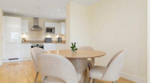 Modern 2-Bedroom Riverside Apartment Near Canary Wharf