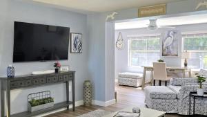 Summer Breeze Cottage Pool Home Minutes to Siesta Key