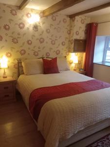 Larch Cottage Ruston with hot tub, dogs go free