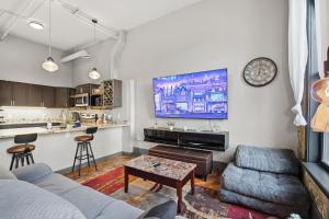 Speakeasy Attached, Walkable to Cavs, Flats, Casino