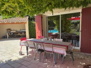 Air-conditioned villa with pool Mouries Alpilles sleeps 8