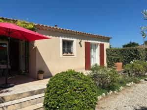 Air-conditioned villa with pool Mouries Alpilles sleeps 8