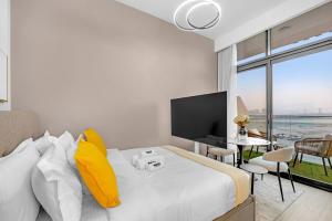 Waves - Modern & Vibrant Studio With Skyline View
