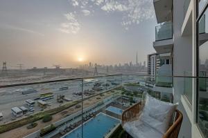 Waves - Modern & Vibrant Studio With Skyline View