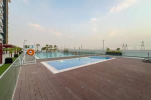 Waves - Modern & Vibrant Studio With Skyline View