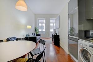 Bright Cedofeita Flat with Balcony