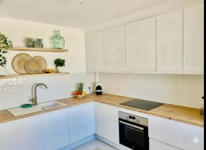 Elviria 2-level Apt Beach-Pool access, fully equipped