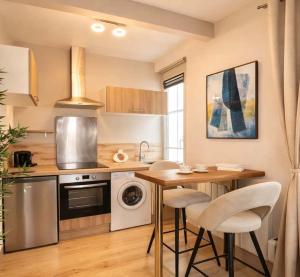 Eiffel Tower - Premium studio for couples