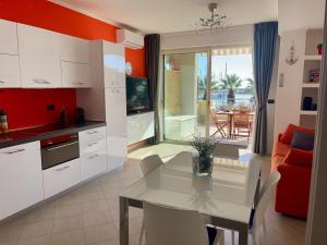 Fronte mare con terrazza panoramica, piscina e garage - Marina degli Aregai