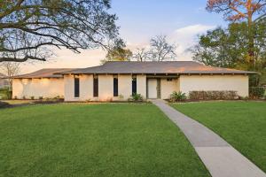 Pool Hot-Tub - 4 BR Luxury Home in Friendswood