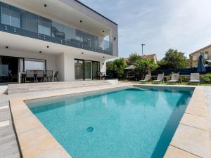 Holiday Home Schöne neue Villa mit Pool in Strandnähe by Interhome