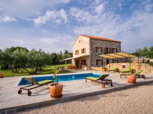 Holiday Home Villa mit Pool- Olivengarten und Meerblick by Interhome