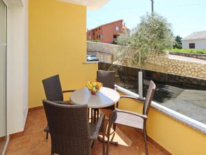 Apartment Gemütliche Ferienwohnung in Baška mit Eigenem Balkon by Interhome