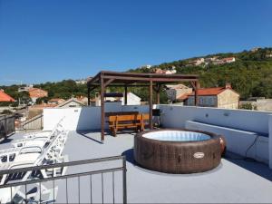 Apartment Appartement mit Jacuzzi und Meerblick by Interhome